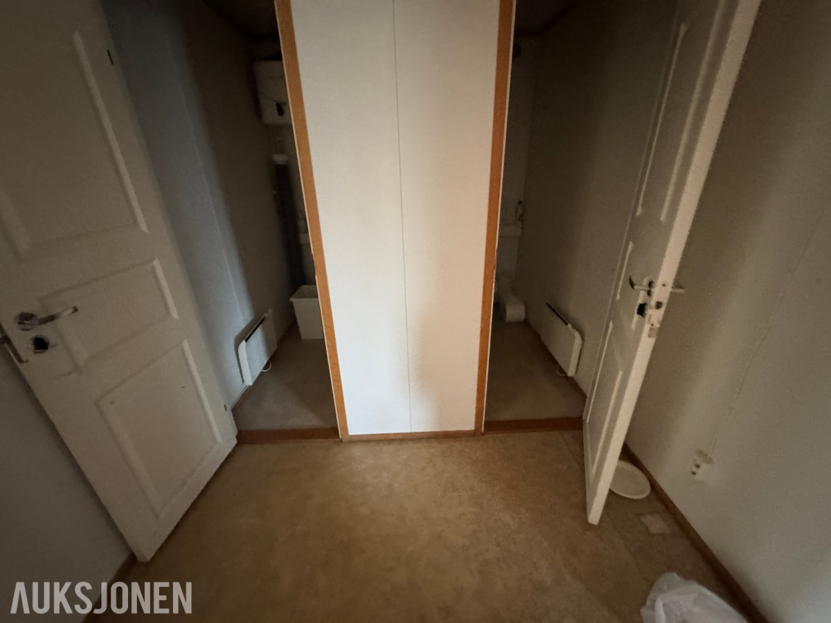 2-etasjes kontorrigg med toaletter, kontorer og varmepumpe