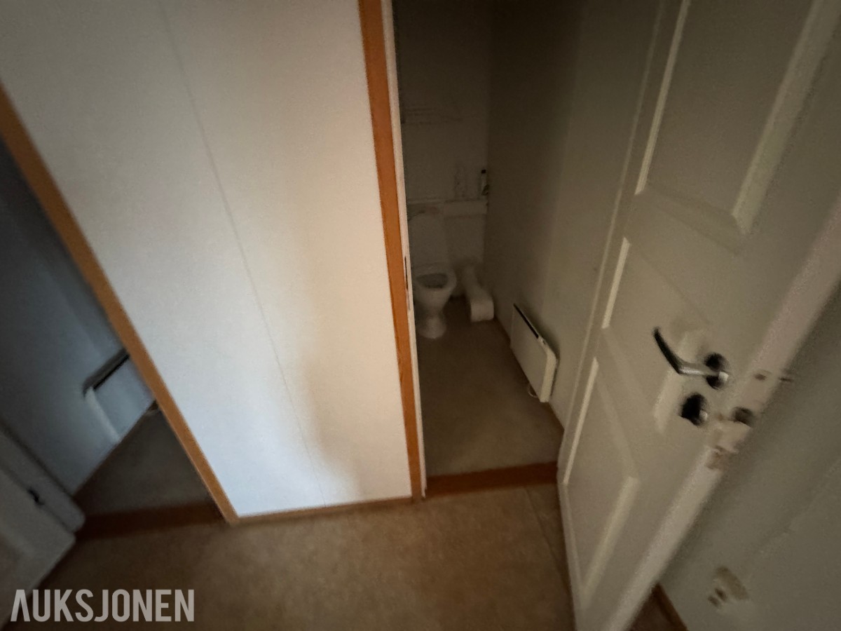 2-etasjes kontorrigg med toaletter, kontorer og varmepumpe