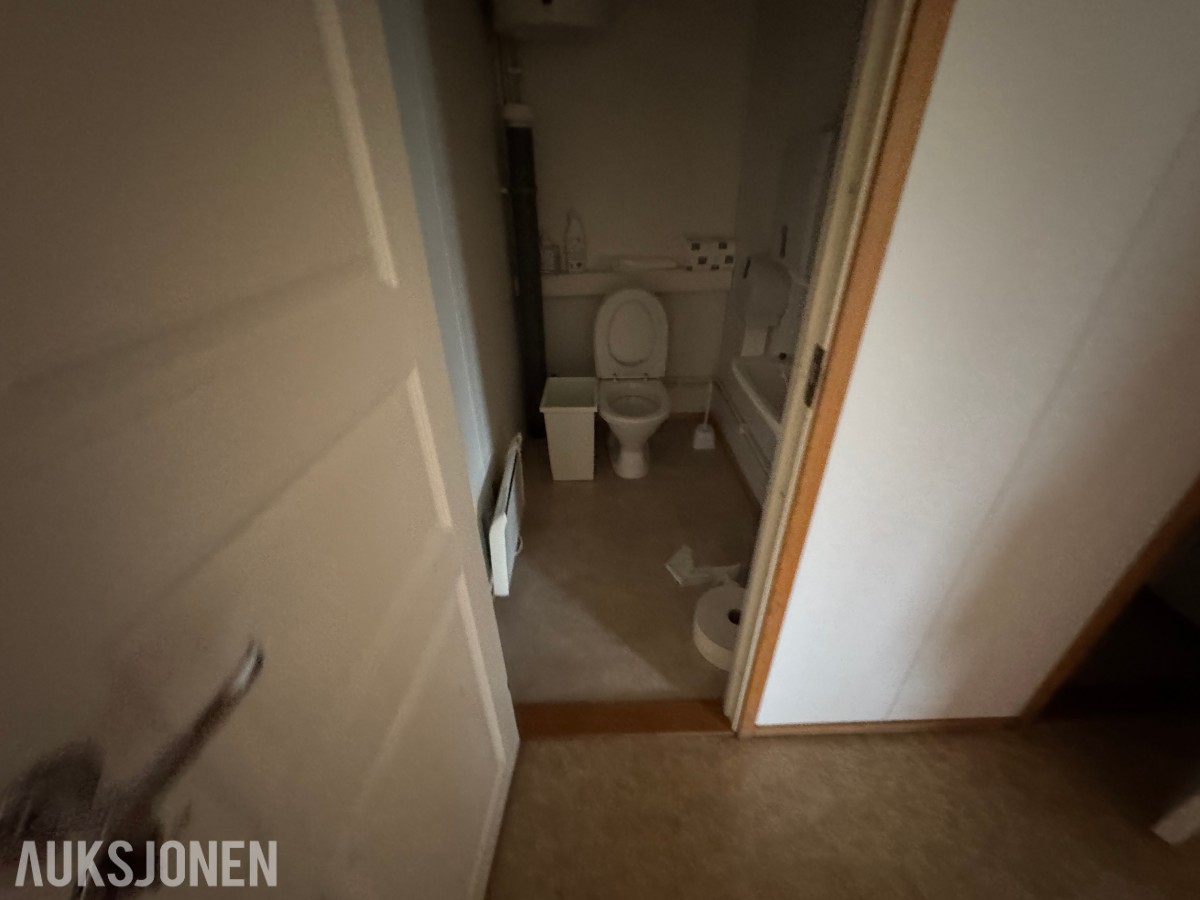 2-etasjes kontorrigg med toaletter, kontorer og varmepumpe