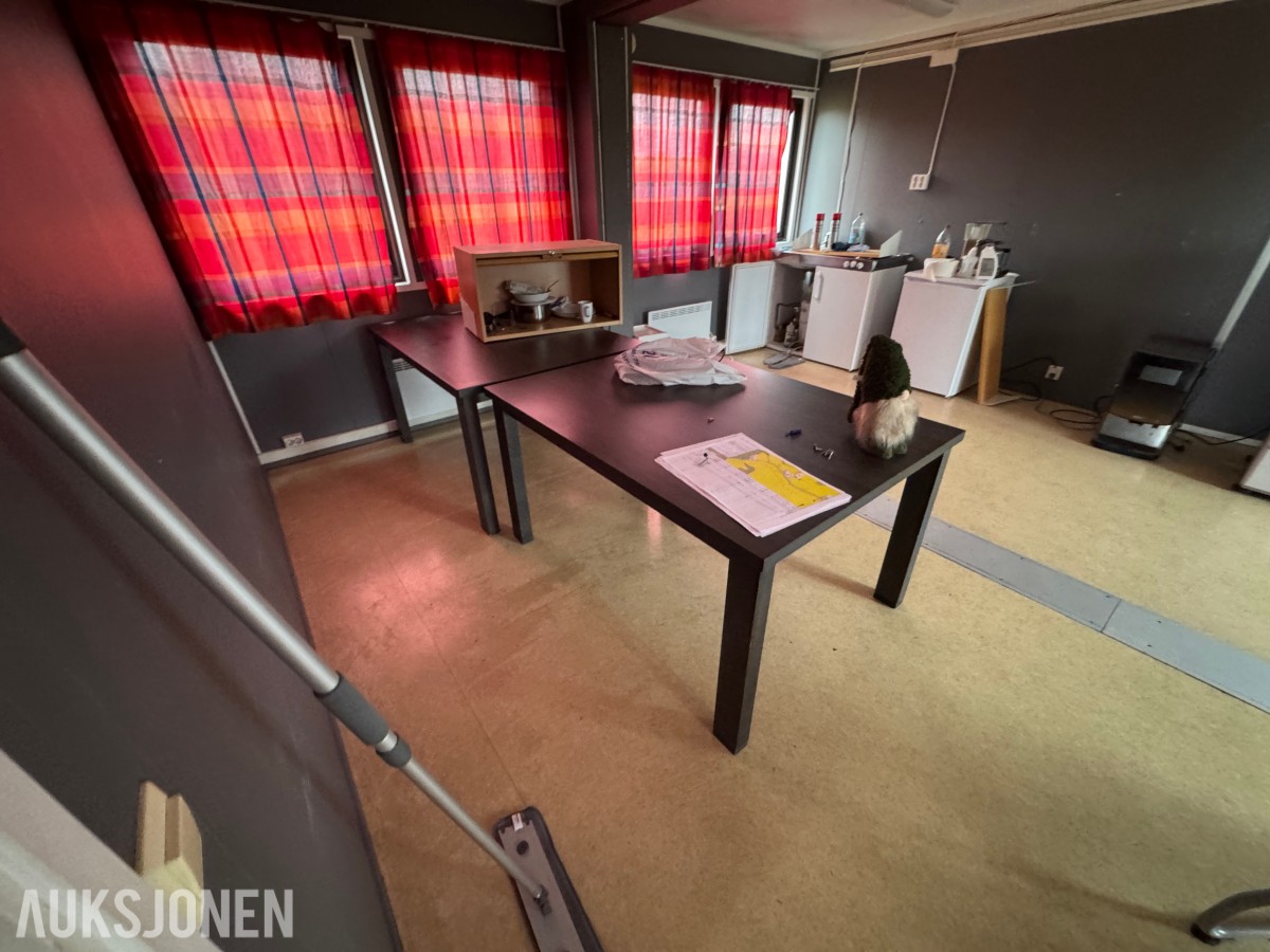 2-etasjes kontorrigg med toaletter, kontorer og varmepumpe