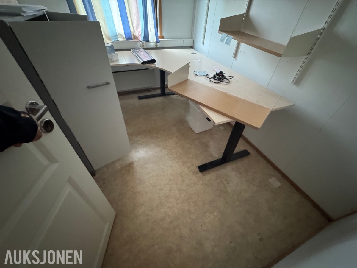 2-etasjes kontorrigg med toaletter, kontorer og varmepumpe