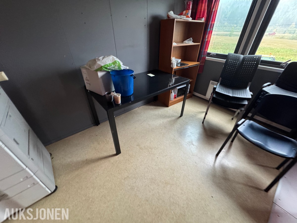 2-etasjes kontorrigg med toaletter, kontorer og varmepumpe