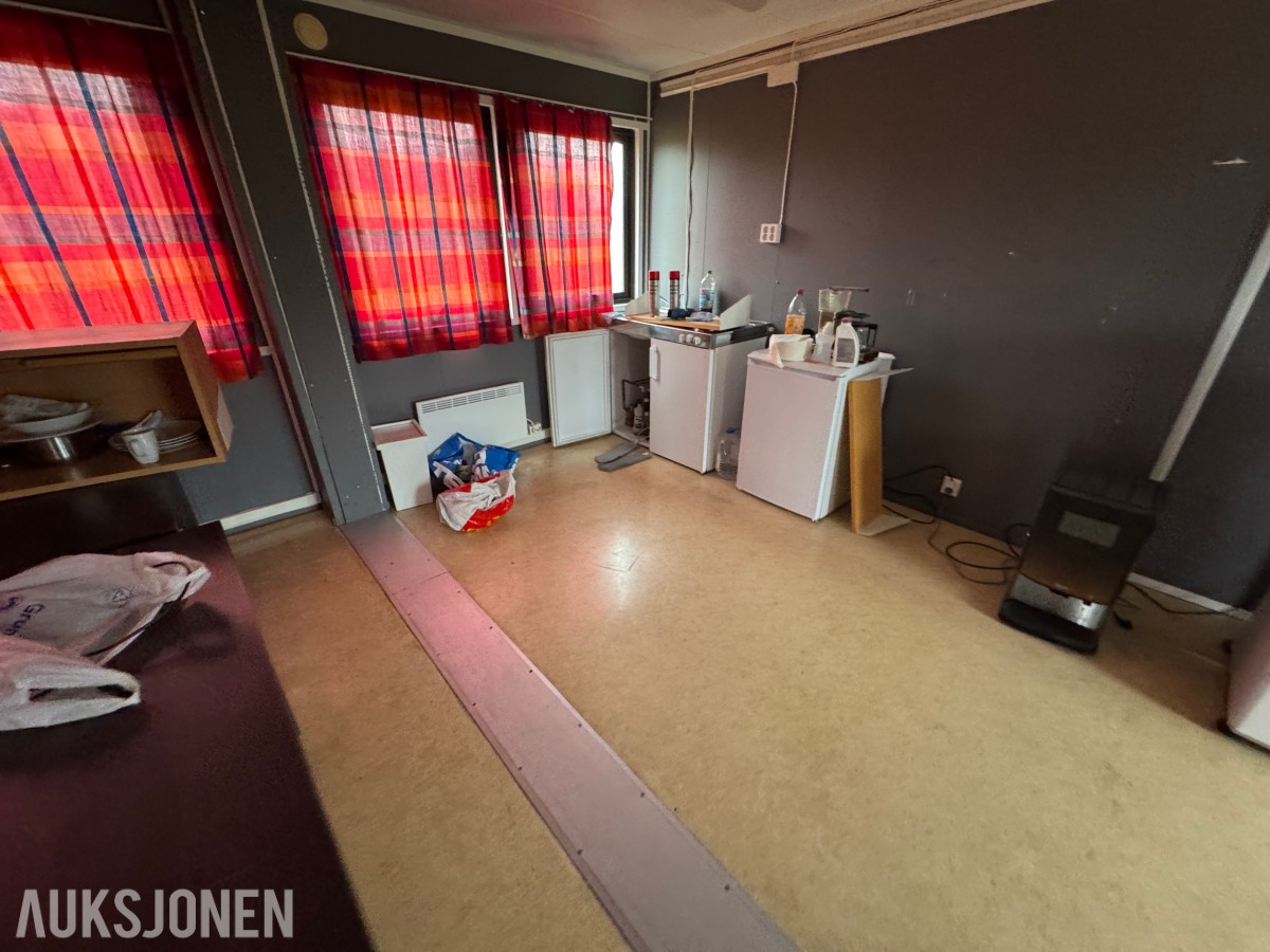 2-etasjes kontorrigg med toaletter, kontorer og varmepumpe