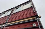 2-etasjes kontorrigg med toaletter, kontorer og varmepumpe