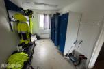 2-etasjes kontorrigg med toaletter, kontorer og varmepumpe