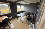 2-etasjes kontorrigg med toaletter, kontorer og varmepumpe