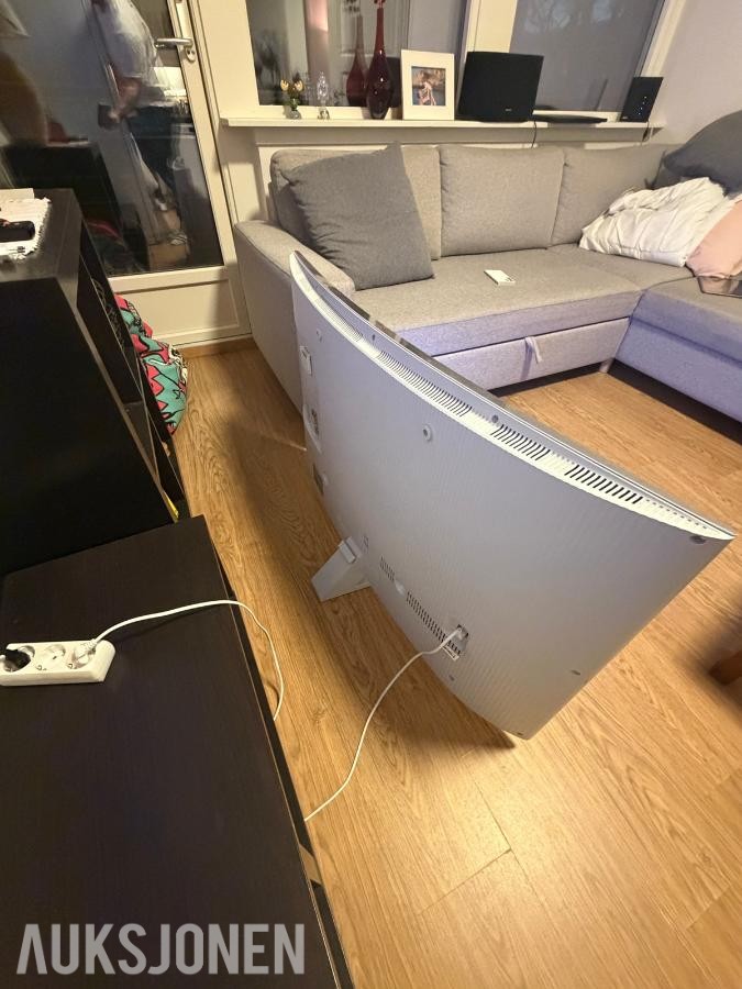 2016 Samsung 48'' TV, modell UE48JU6515U med buet skjerm