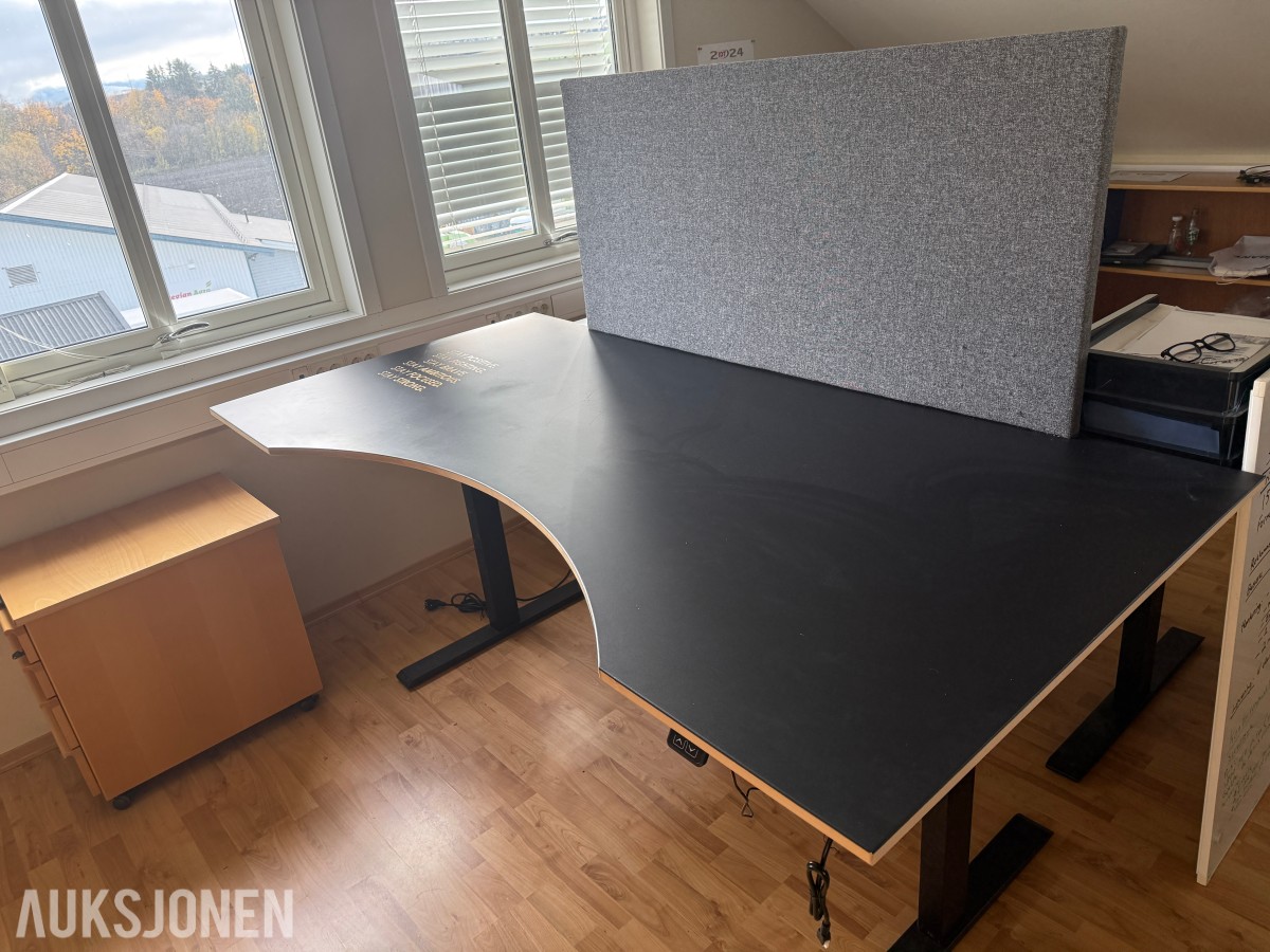 Hev og senk Kontorpult m/Skjermvegg-Bredde 180 cm
