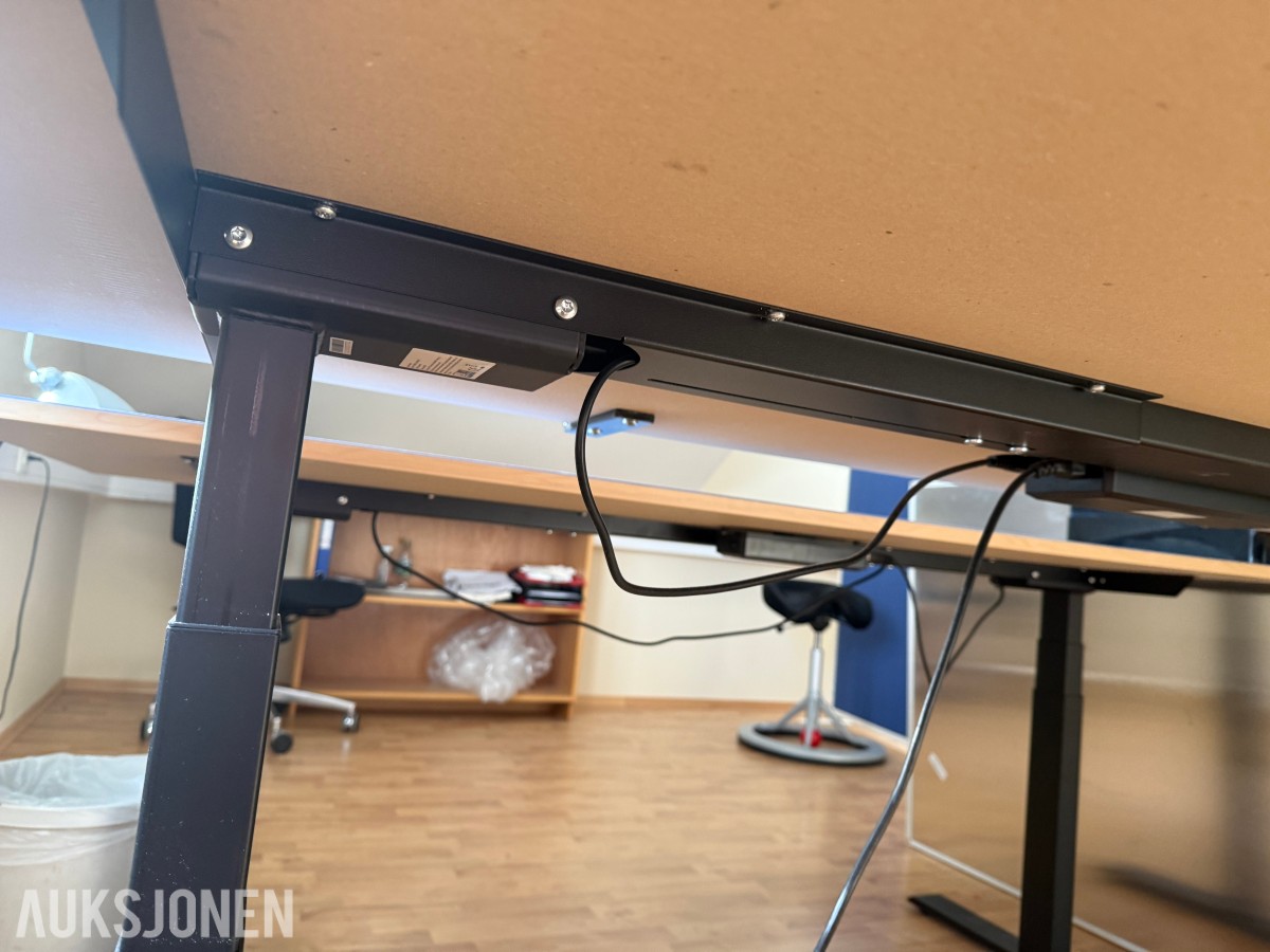 Hev og senk Kontorpult m/Skjermvegg-Bredde 180 cm