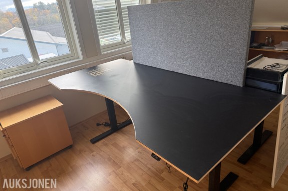Hev og senk Kontorpult m/Skjermvegg-Bredde 180 cm