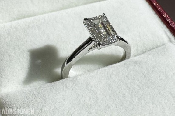 Egendesignet Cathedral style Ring 2,07 Carat Emerald Cut Diamantring (D / VVS2) – IGI-Sertifisert 