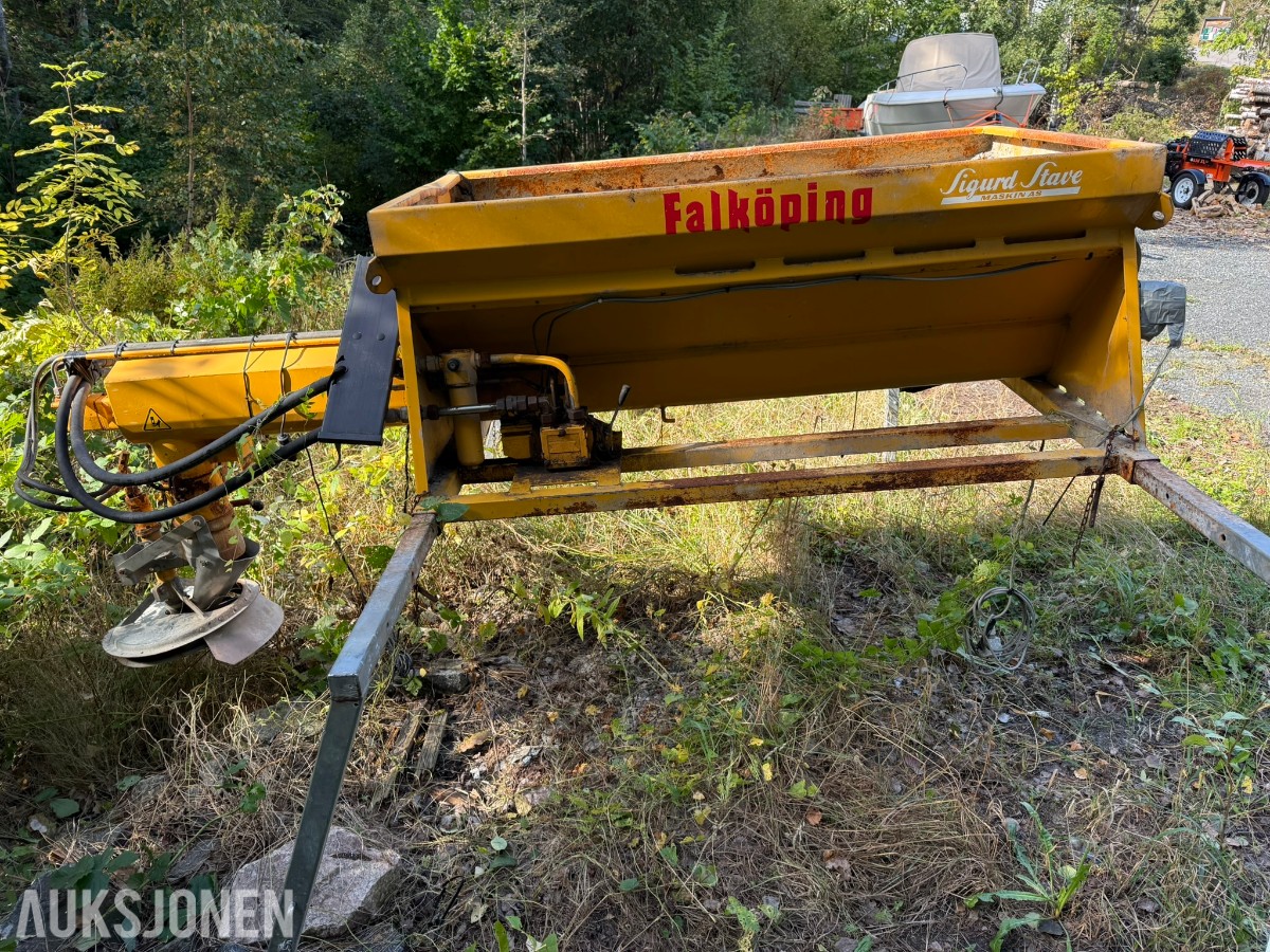 2015 Falköping C-06 sandspreder – 0,6 m³ – hydraulisk – styreboks