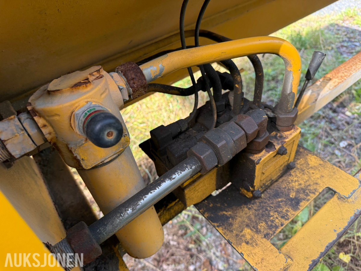 2015 Falköping C-06 sandspreder – 0,6 m³ – hydraulisk – styreboks