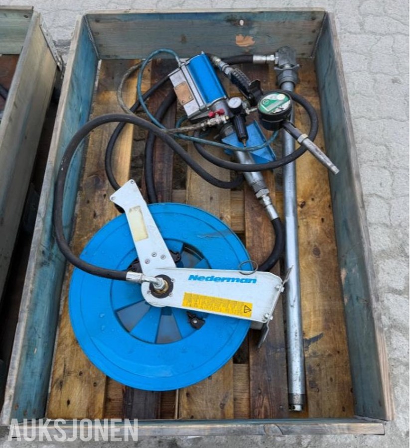 2 stk. Nederman oljeanlegg – slangetromler og fatpumper