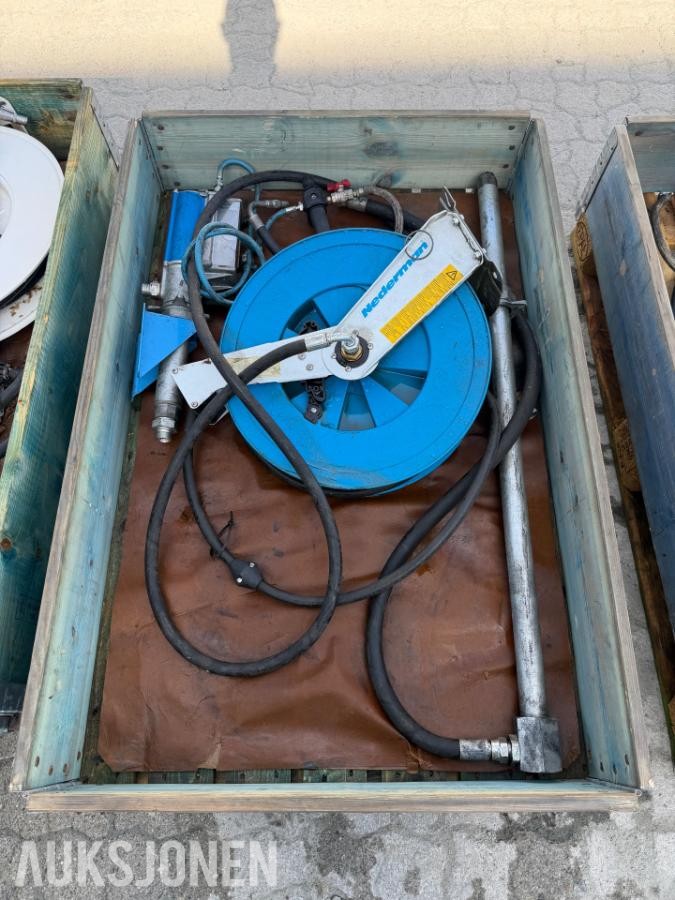 2 stk. Nederman oljeanlegg – slangetromler og fatpumper