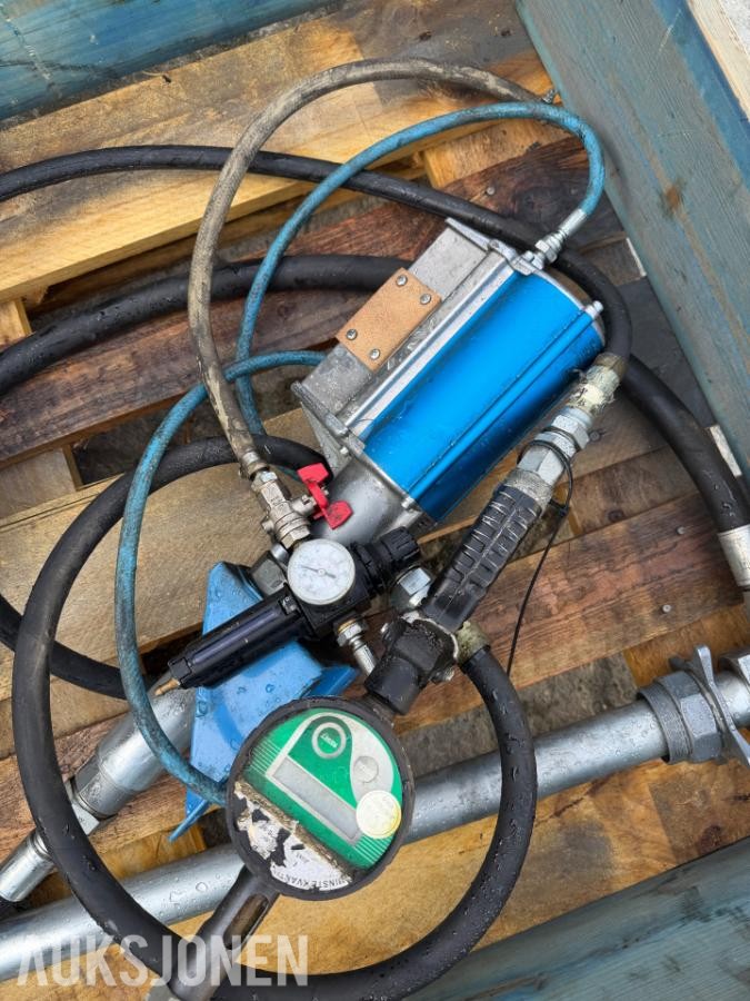 2 stk. Nederman oljeanlegg – slangetromler og fatpumper