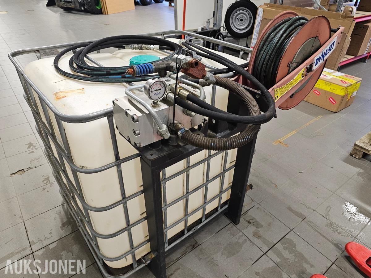 2010 DYNASET HPW220/50-70-PA Høytrykkspyler, 1000 l tank, hydraulisk spylebom