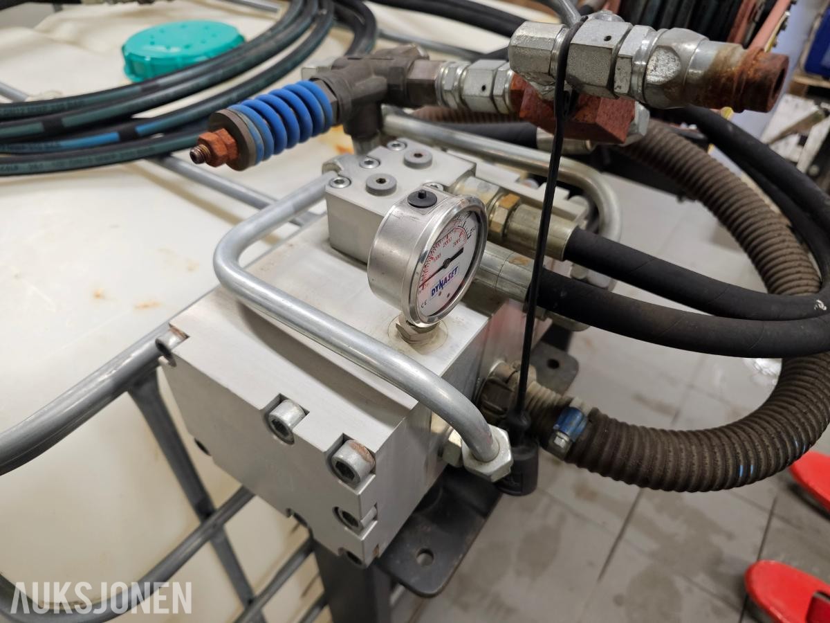 2010 DYNASET HPW220/50-70-PA Høytrykkspyler, 1000 l tank, hydraulisk spylebom