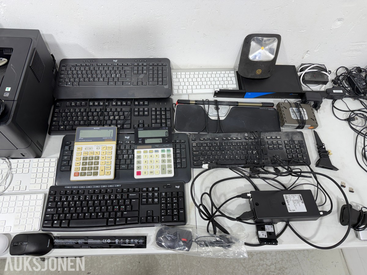 Parti med Brother HL-5450DN, DYMO LabelWriter og datautstyr