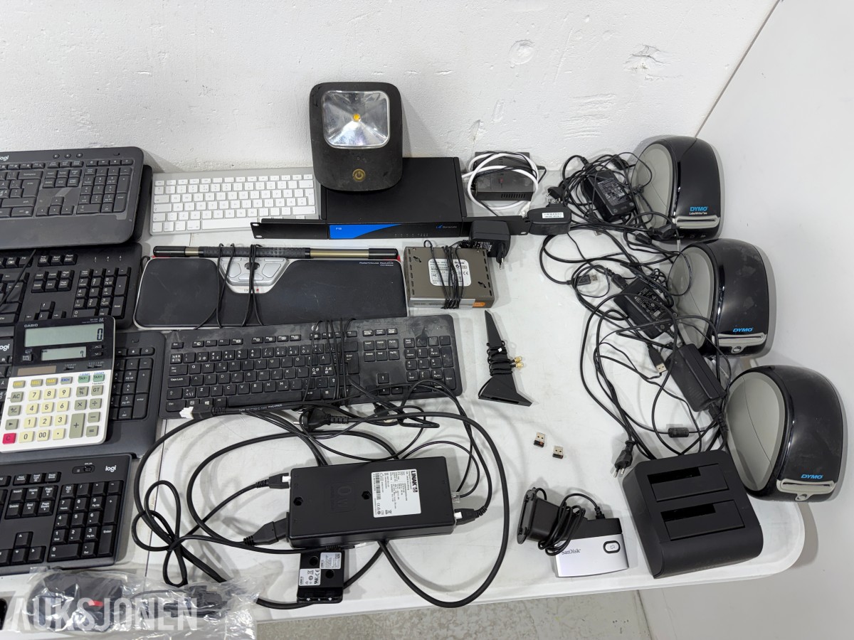 Parti med Brother HL-5450DN, DYMO LabelWriter og datautstyr