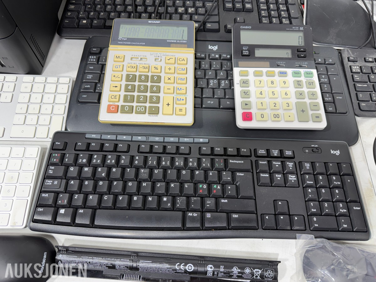 Parti med Brother HL-5450DN, DYMO LabelWriter og datautstyr