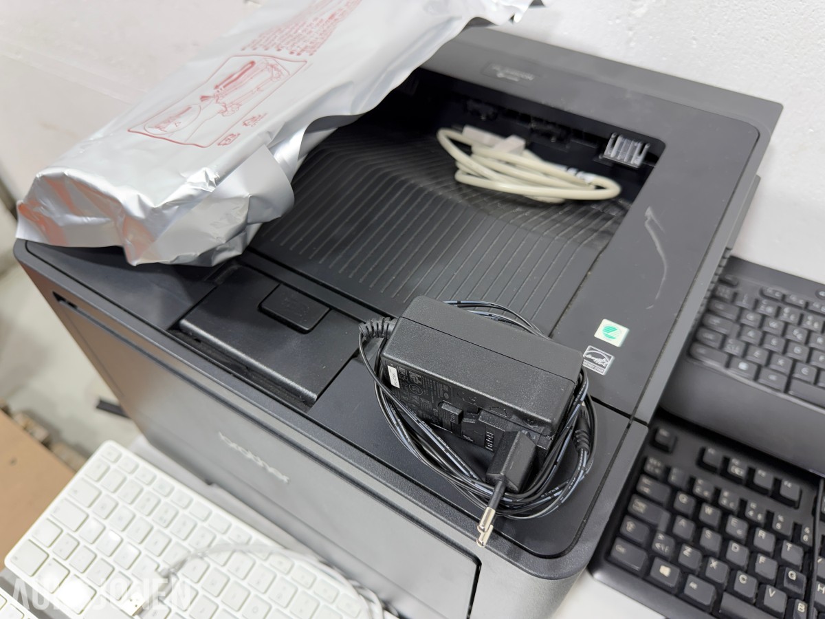 Parti med Brother HL-5450DN, DYMO LabelWriter og datautstyr