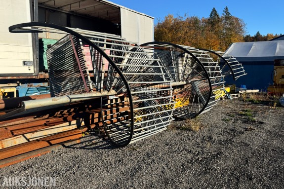 Spiraltrapp i galvanisert stål, ca 7,2 m høy, med trinn av gitterrist