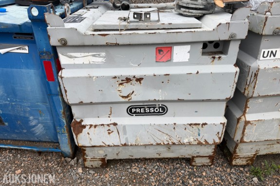 SK Tanken Dieseltank 1000 liter - pumpe med slange og tappepistol - UN 31A/Z - egenvekt 565 kg