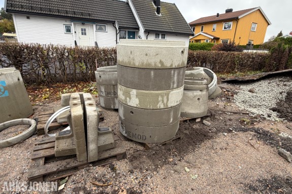 Parti betongkummer - kumringer merket PREMOD - kjegler i betong - betongklosser med innstøpt stålfeste - slangelodd