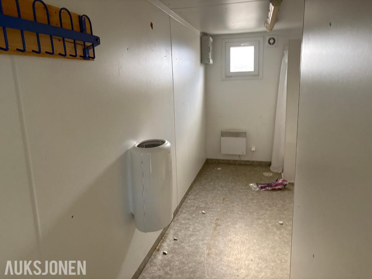 Sanitærcontainer med WC, dusj og garderobe