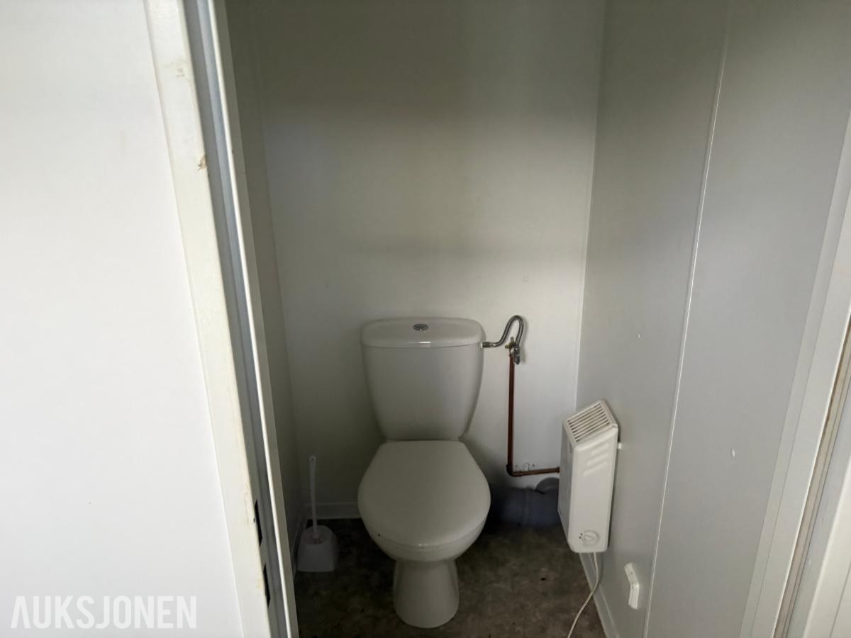 Sanitærcontainer med WC, dusj og garderobe