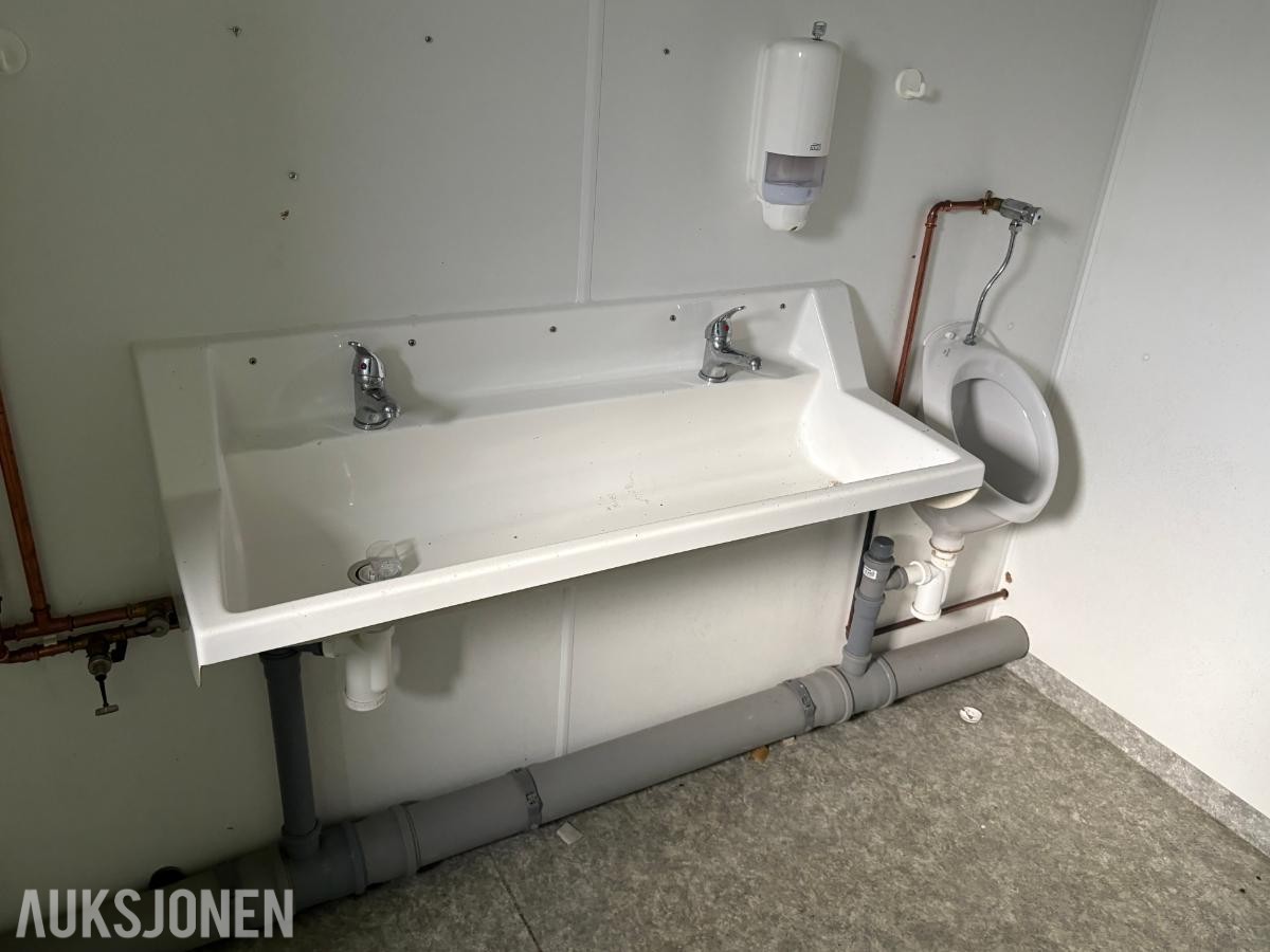 Sanitærcontainer med WC, dusj og garderobe