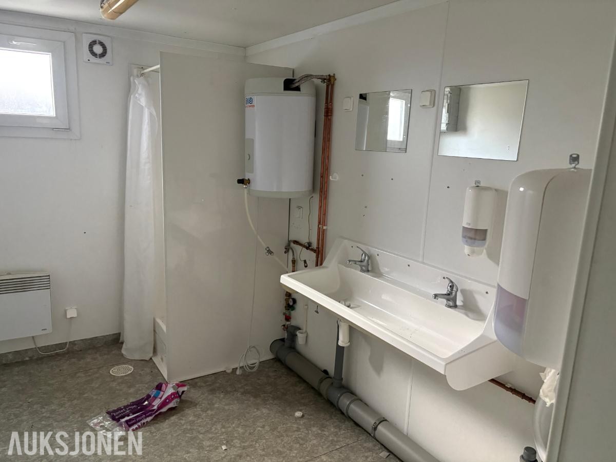 Sanitærcontainer med WC, dusj og garderobe