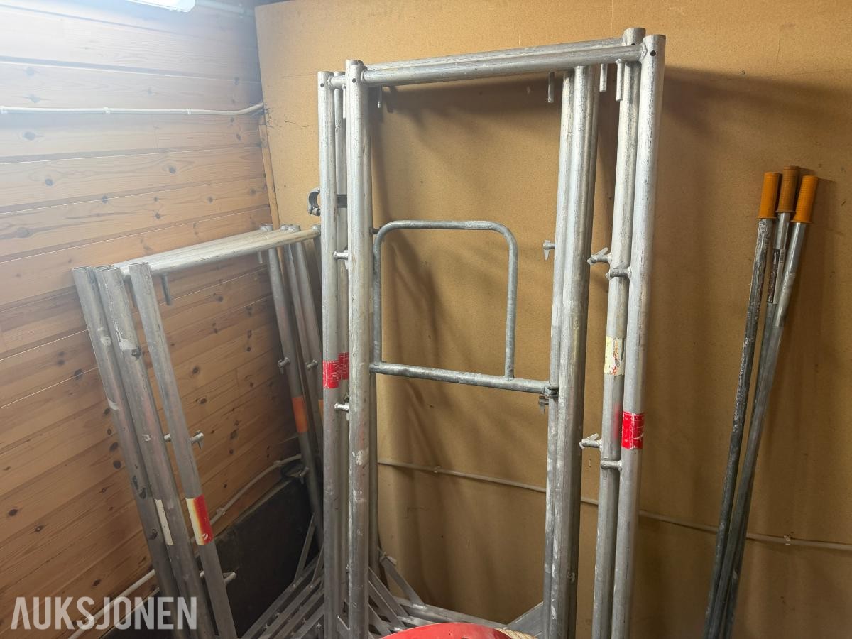 Stillas-pakke med diverse stillasdeler – ukjent mengde