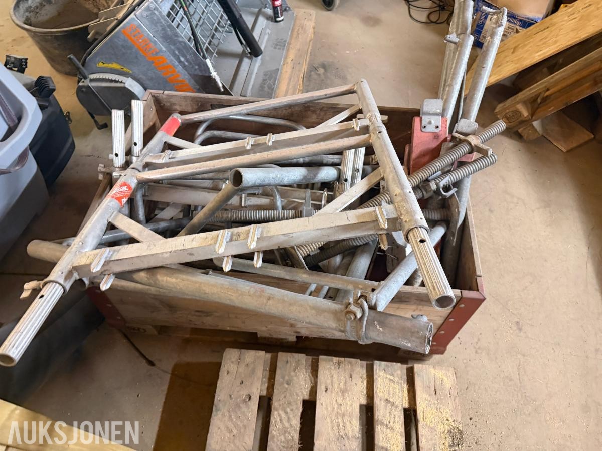 Stillas-pakke med diverse stillasdeler – ukjent mengde