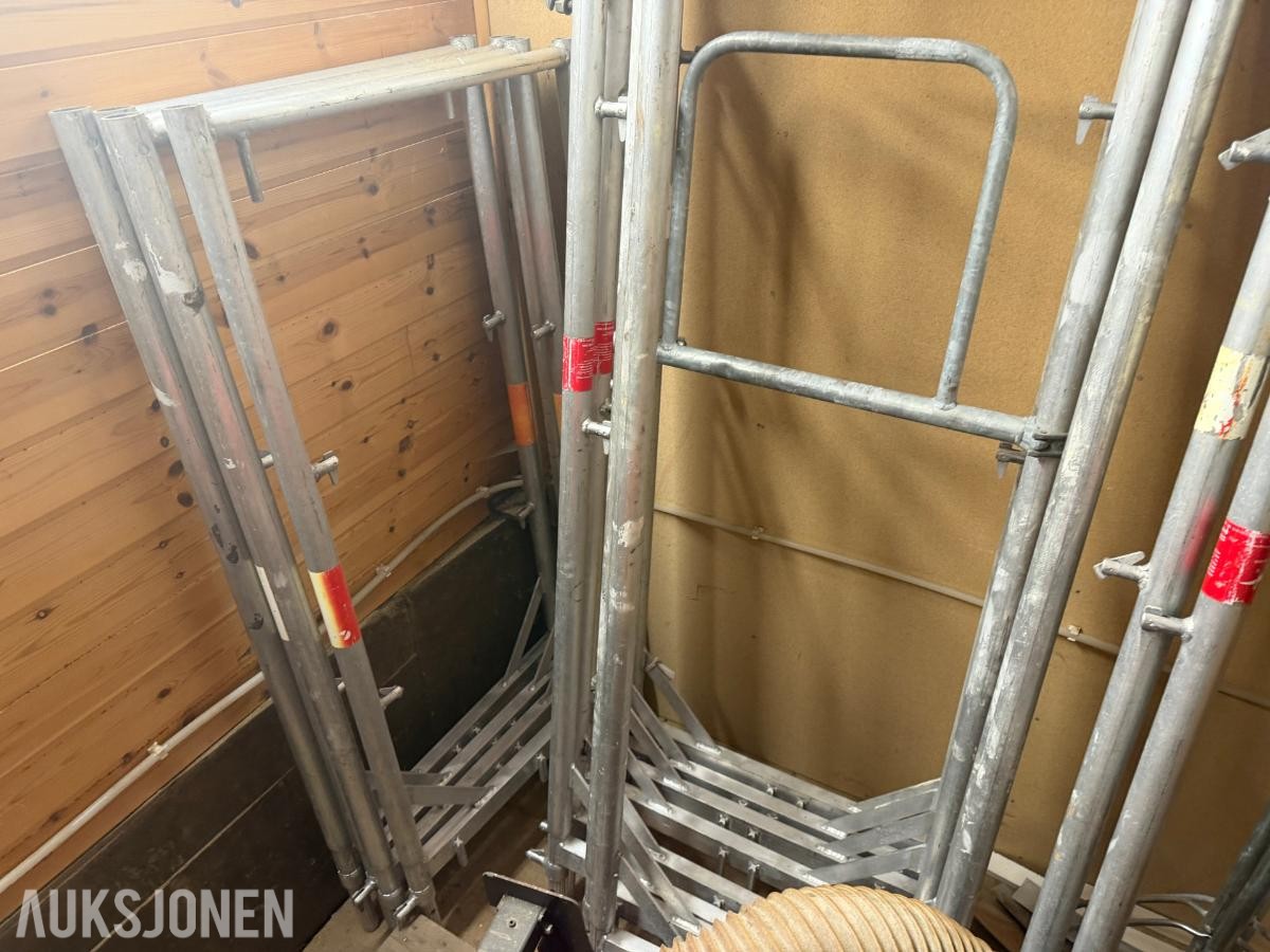 Stillas-pakke med diverse stillasdeler – ukjent mengde