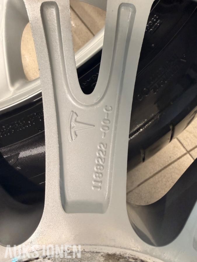 Tesla  Modell y hjulsett 255/45-r19