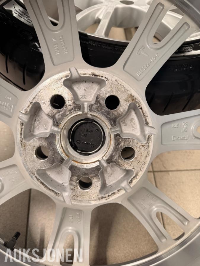 Tesla  Modell y hjulsett 255/45-r19