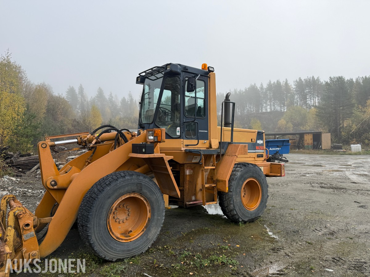 1986 Komatsu WA 200 Hjullaster m/Pallegaffel og 2 skuffer