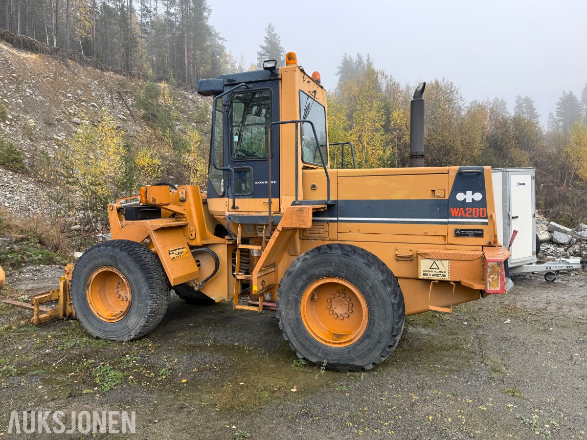 1986 Komatsu WA 200 Hjullaster m/Pallegaffel og 2 skuffer