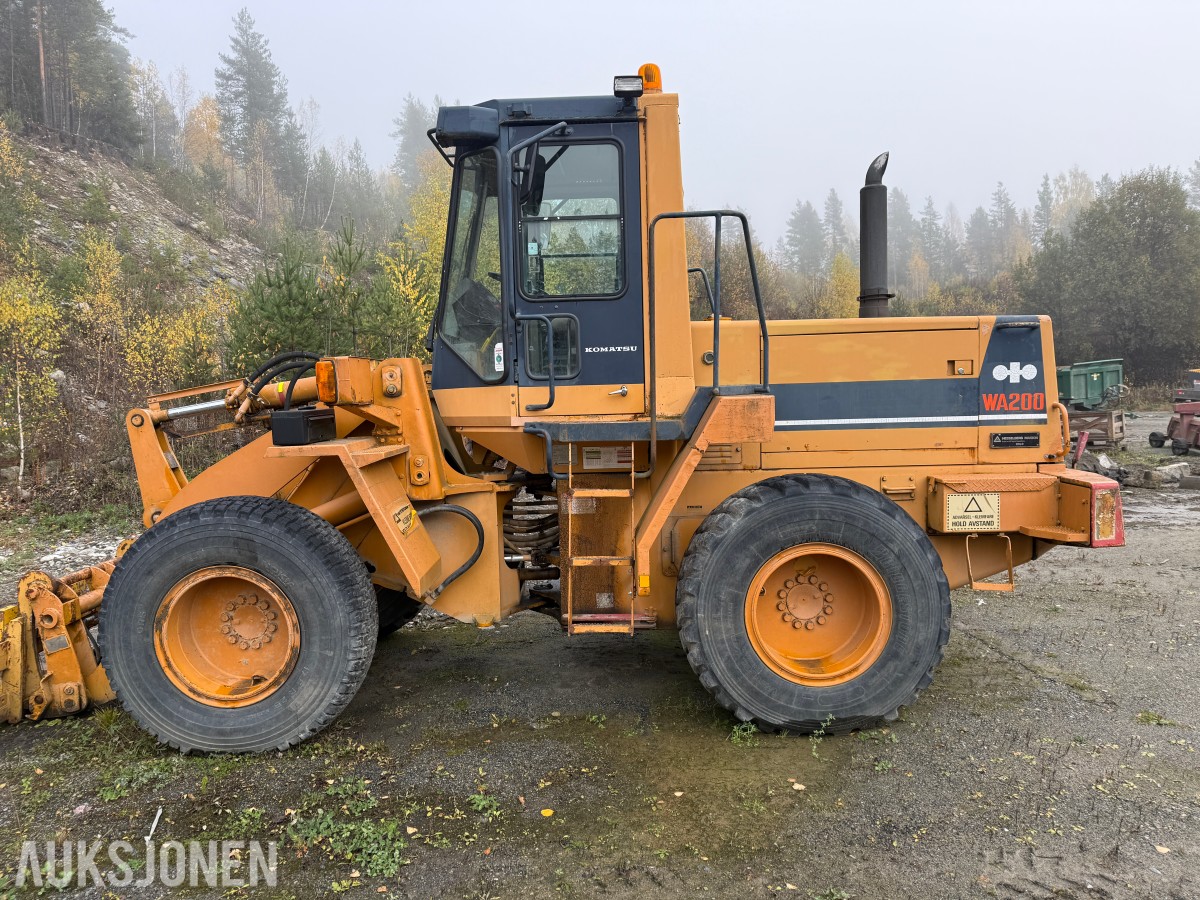 1986 Komatsu WA 200 Hjullaster m/Pallegaffel og 2 skuffer
