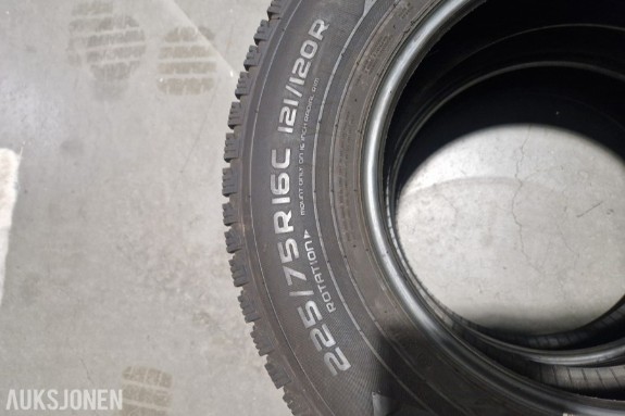 2 stk vinterdekk 225/75 R 16 C - lastindeks 121/120R - ett dekk med pigger og ett uten