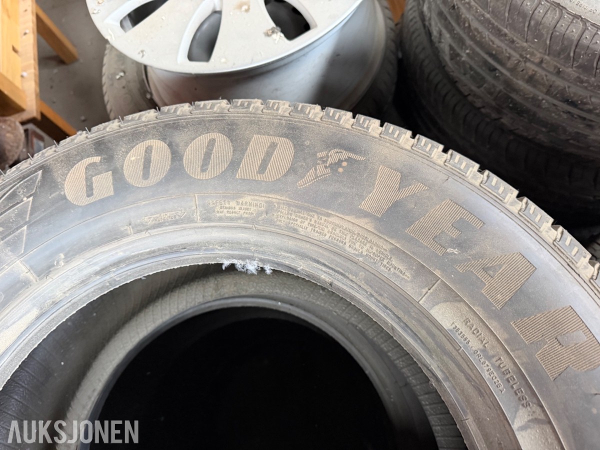 Good Year sommerdekk 265/65-R17. Bra mønster (kun dekk)
