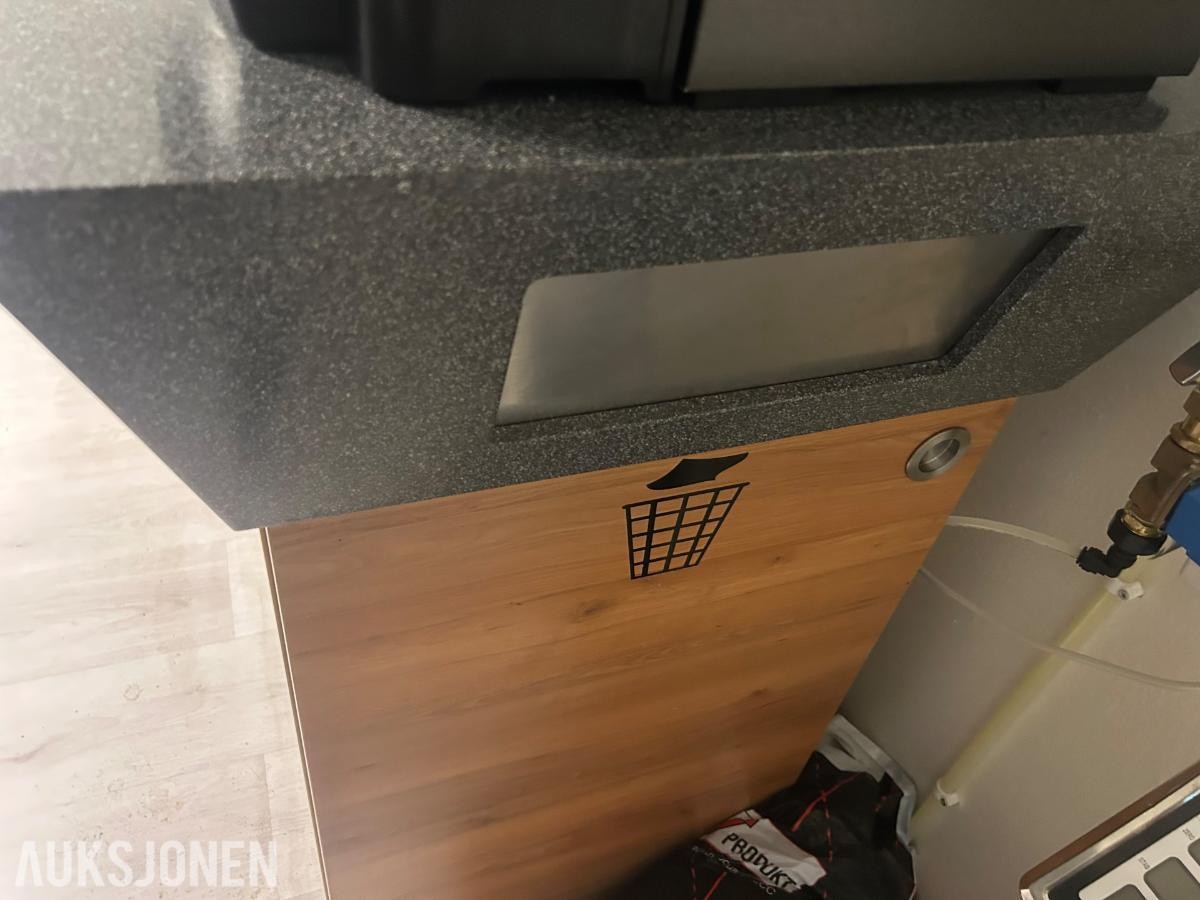 Serviseringsbenk med avfallsåpninger og skap *Ingen minstepris*