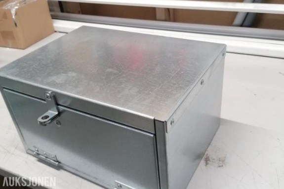 1 stk Helt ny låsbar stroppe kasse  34 x 25 x 20 cm  i stål