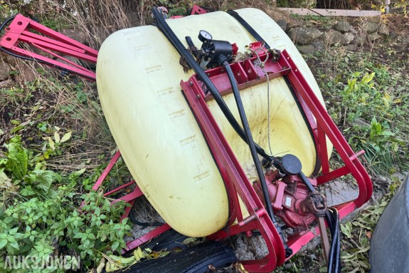 Hardi åkersprøyte med tank, pumpe type 1200 og bommer