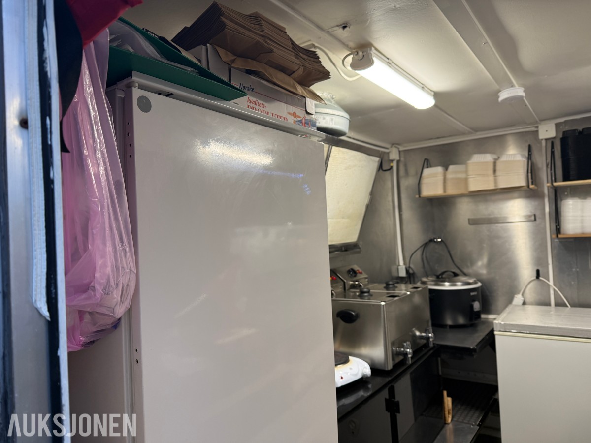 Matvogn med innredning og utstyr medfølger