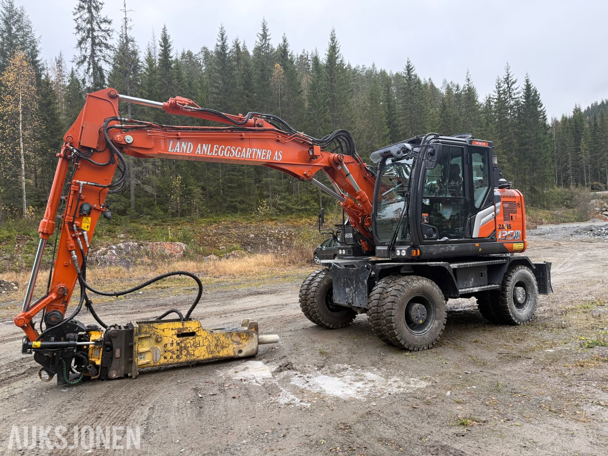 2023 Hitachi 135W Hjulmaskin m/skjær-tiltrotator og Tilhenger