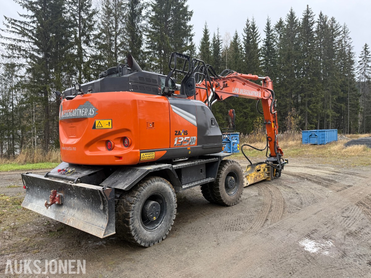 2023 Hitachi 135W Hjulmaskin m/skjær-tiltrotator og Tilhenger