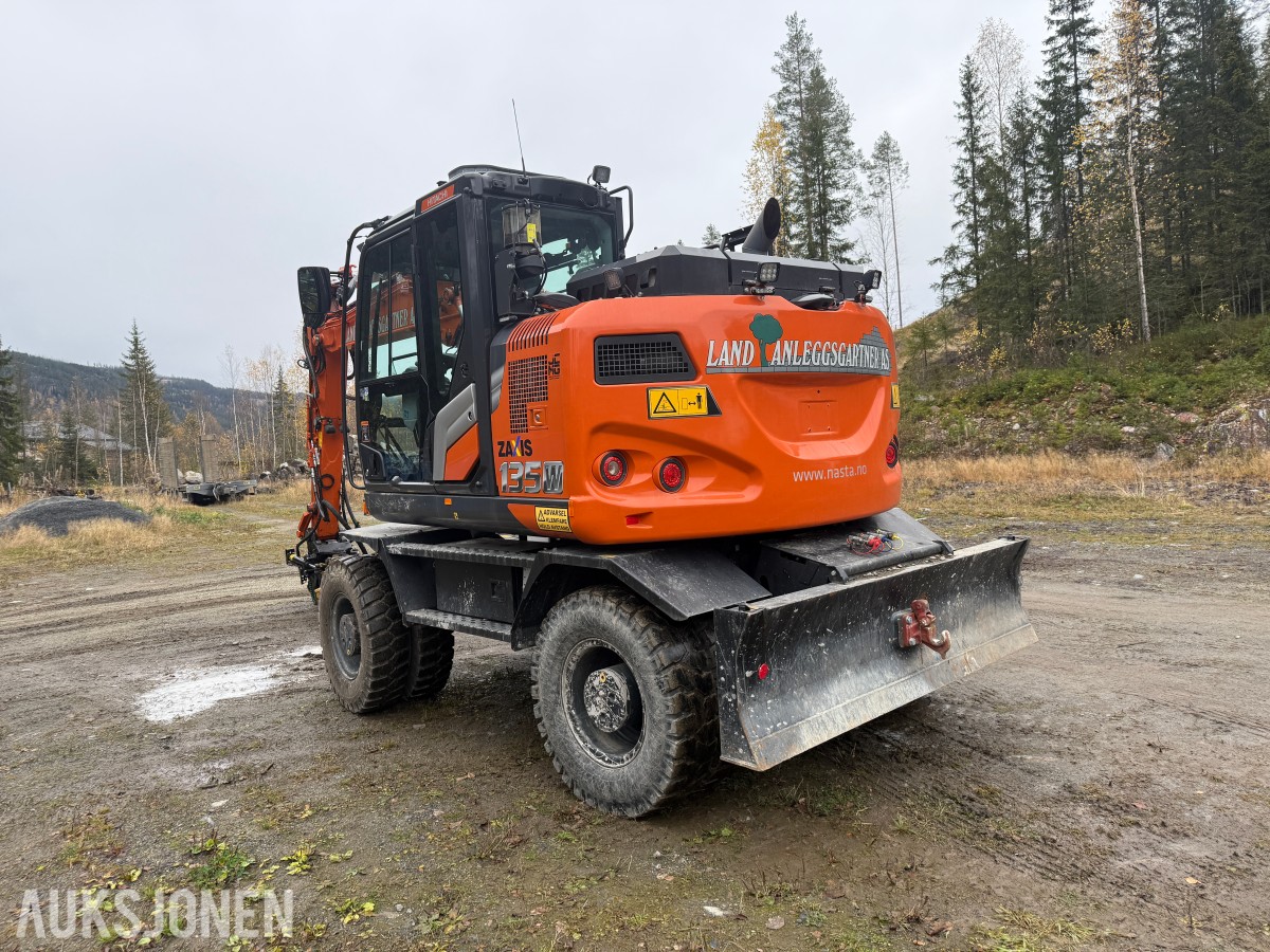 2023 Hitachi 135W Hjulmaskin m/skjær-tiltrotator og Tilhenger